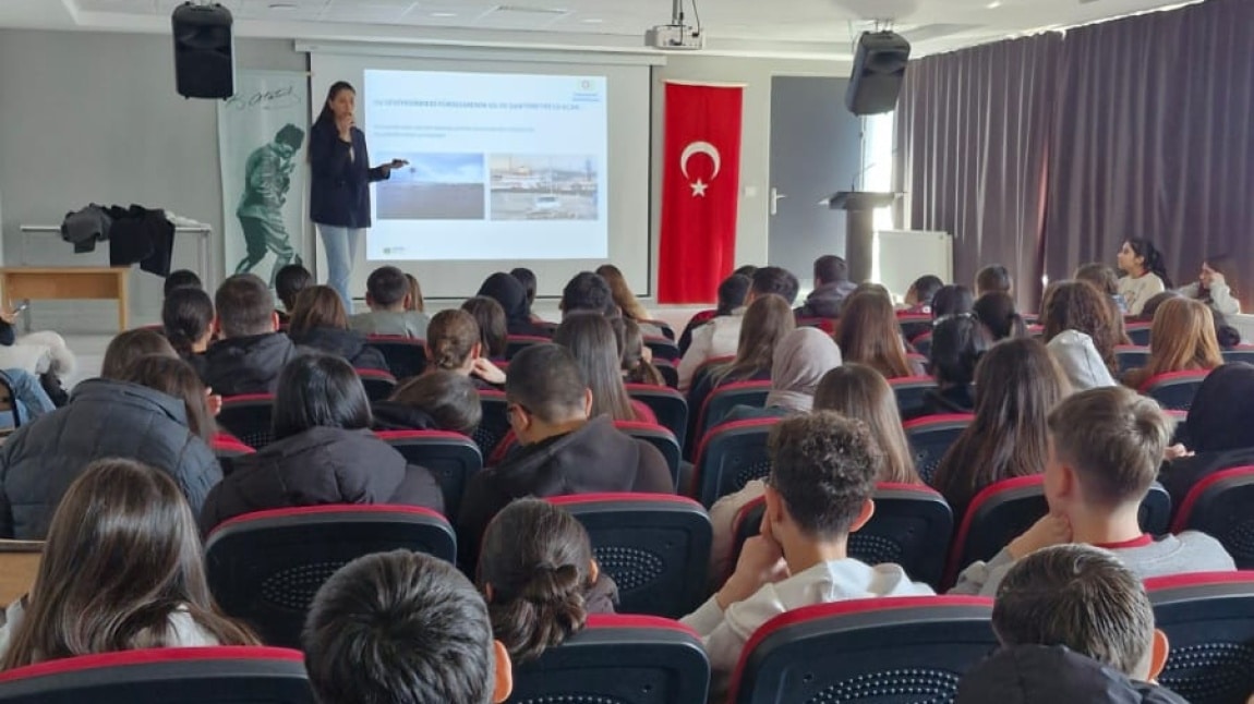 Gaziemir Belediyesi İklim Değişikliği ve Geri Dönüşüm birimi tarafından okulumuz öğrencilerine çevre bilinci  Semineri verilmiştir...