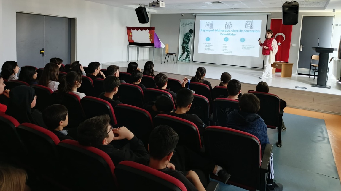MUHASEBE VE FİNANSMAN ALANI MESLEKİ TANITIM VE YÖNELTME ÇALIŞMALARI KAPSAMINDA İZMİR TİCARET ODASI ORTA OKULUNDA.